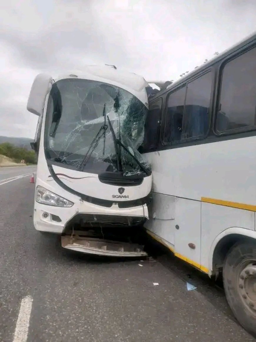 Two buses collided on the N1 Northbound just outside the Louis Trichardt Mountains tunnels
